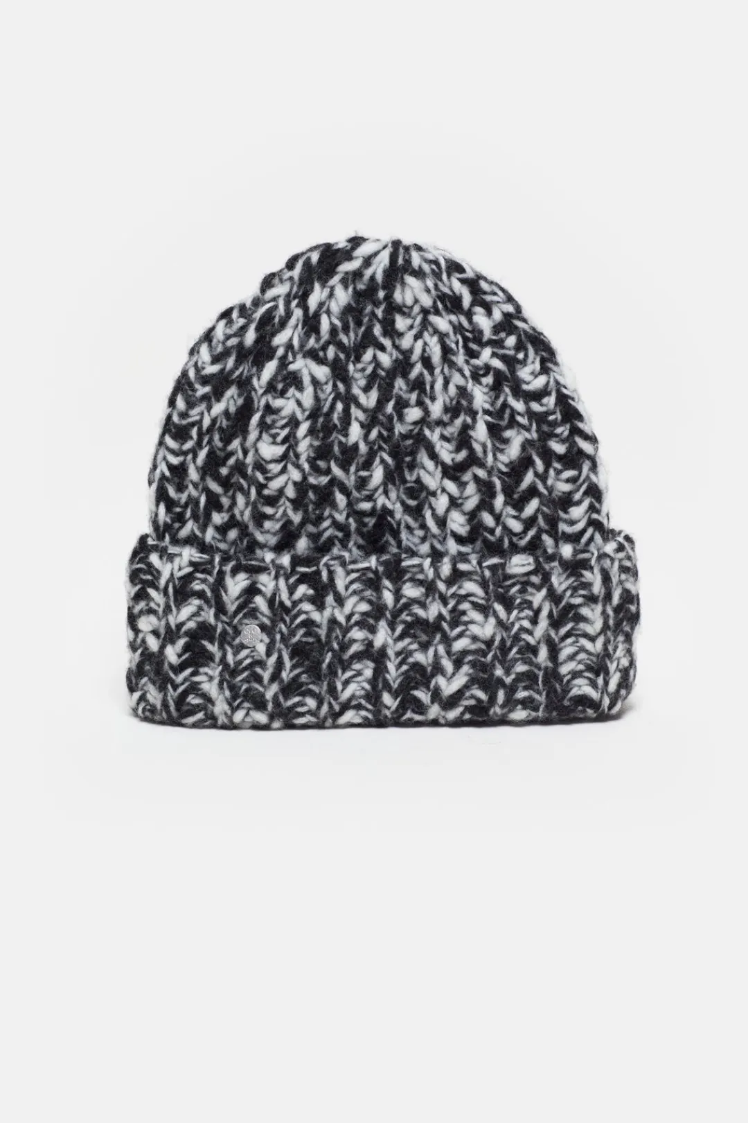 Closed Hand-knitted hat Black New