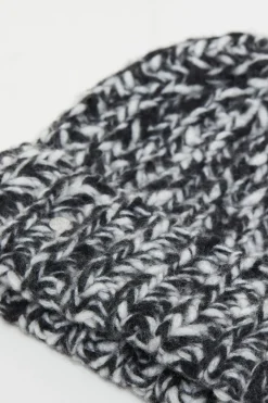 Closed Hand-knitted hat Black New