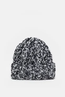 Closed Hand-knitted hat Black New