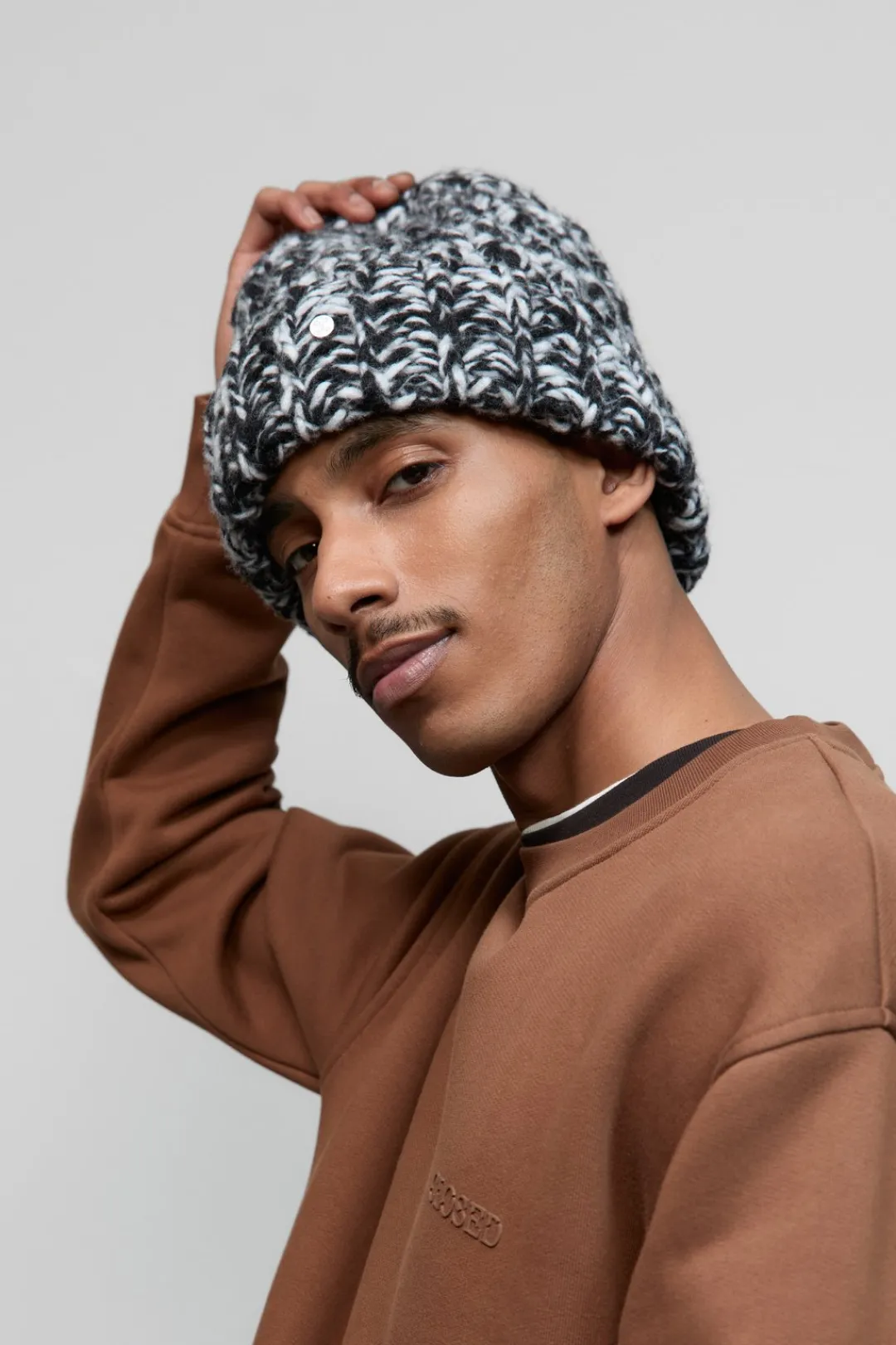 Closed Hand-knitted hat Black New