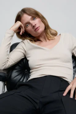 Closed Long-sleeved shirt with V-neck Pearl beige Clearance
