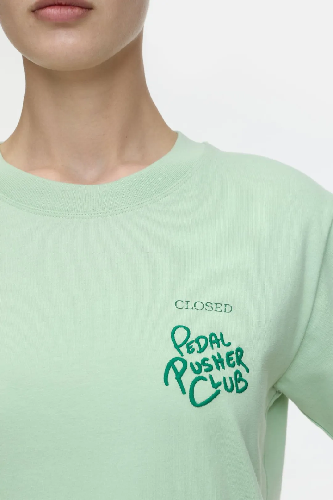 Closed T-shirt with embroidery Giada green Sale