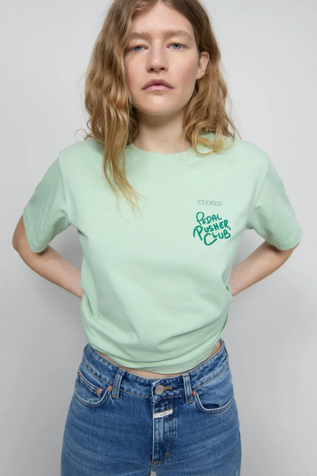 Closed T-shirt with embroidery Giada green Sale