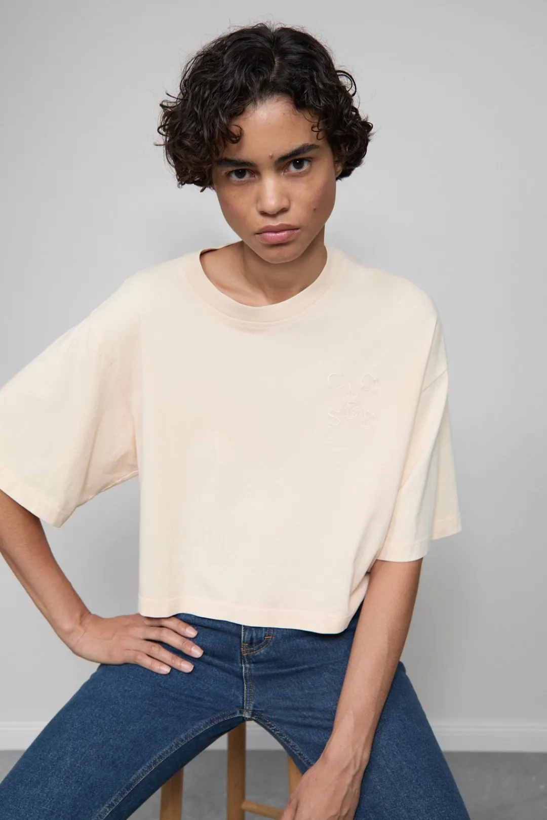 Closed T-shirt with logo embroidery Albicocca