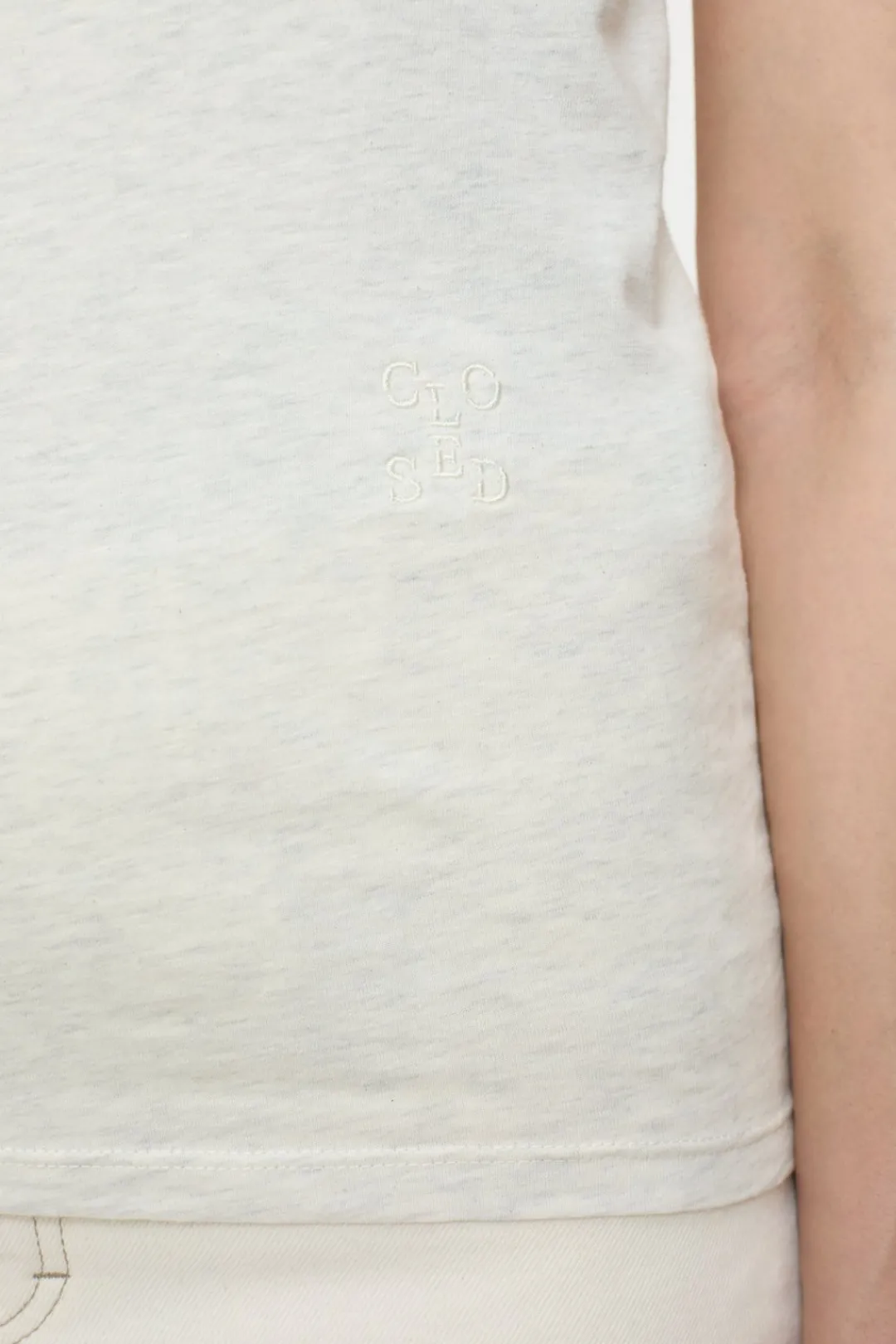 Closed T-shirt with V-neck Sabbia beige Clearance