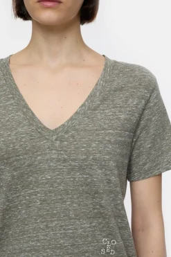 Closed T-shirt with V-neck Faded green Online