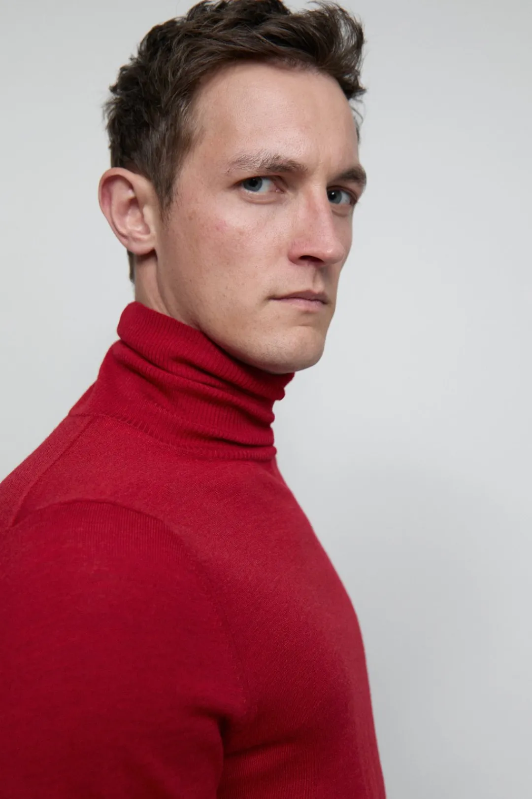 Closed Turtleneck jumper made from organic wool Chili pepper red Hot